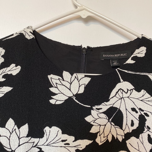 Banana Republic Black and White floral cap sleeve work minidress - Picture 8 of 8